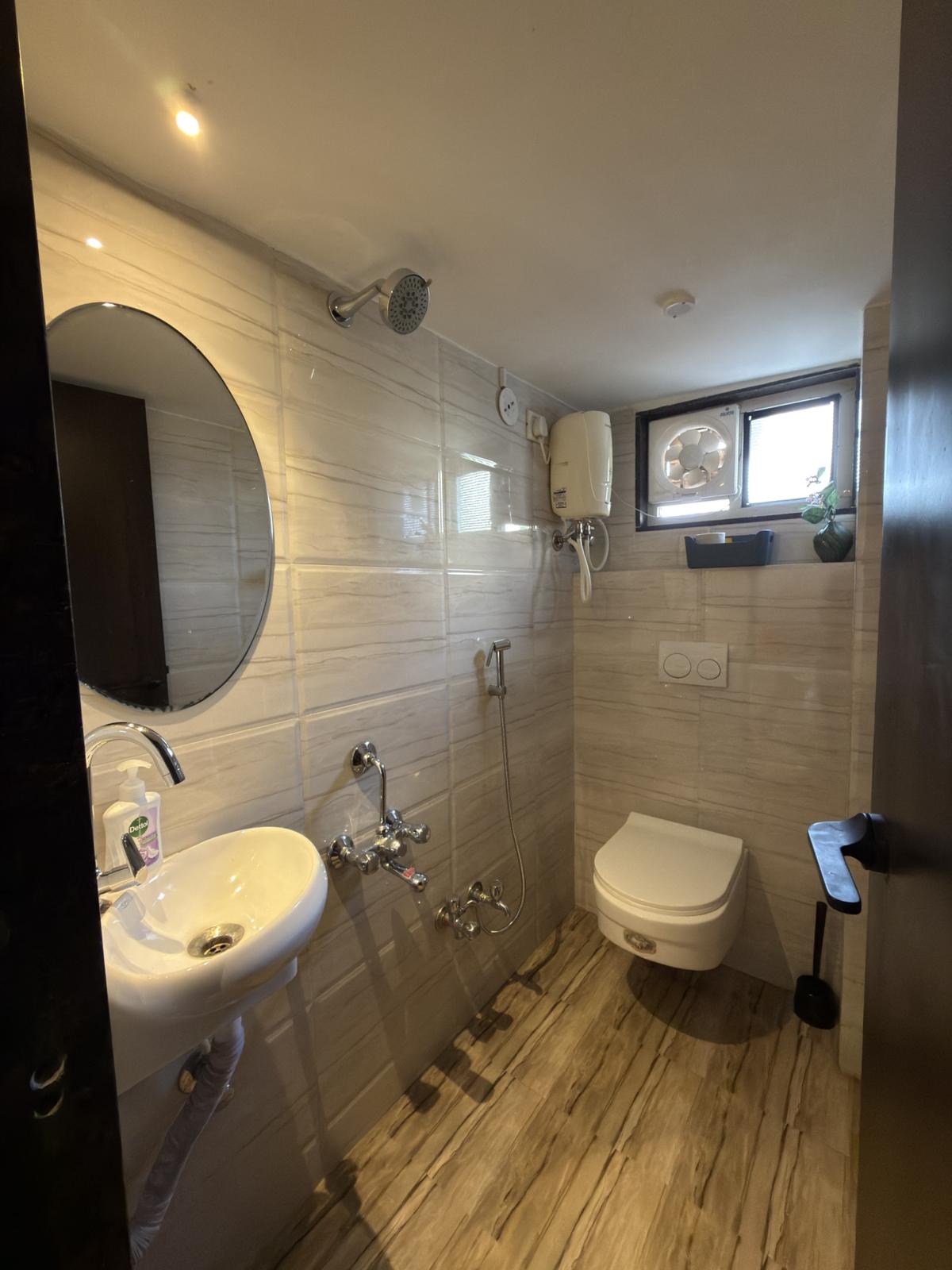 Bathroom with a wall-hung toilet and marble-effect tiles